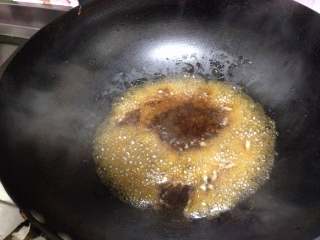 鸡肉玉米蒸蛋,把盘子里蒸出来的汤倒入锅中，加入适量蚝油煮开，勾少许薄欠浇在丸子上即可上桌