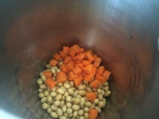 胡萝卜豆浆,洗好的黄豆和胡萝卜丁一起倒入豆浆机中；