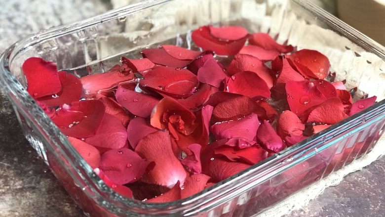 百花糕
,玫瑰花用淡盐水浸泡半小时