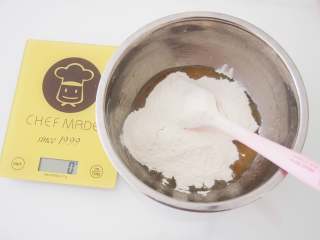 广式奶黄月饼,加入面粉，用刮刀切拌成光滑面团