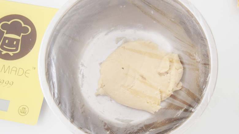 广式奶黄月饼,将面团盖上保鲜膜醒发半小时左右