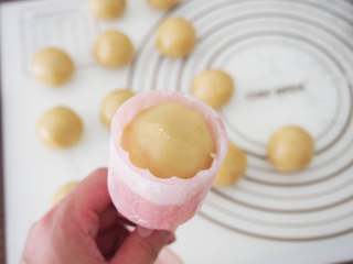 广式奶黄月饼,模具沾一层面粉，将月饼胚放入模具
