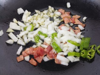 宝宝餐贝壳面,翻炒几下之后再加入洋葱，青椒和培根。