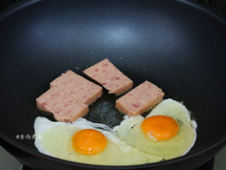午餐肉蔬菜鸡蛋面条,准备一个炒锅，烧热后倒入食用油，放入午餐肉和鸡蛋