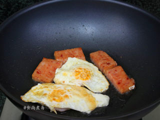 午餐肉蔬菜鸡蛋面条,将鸡蛋和午餐肉煎至两面焦黄色