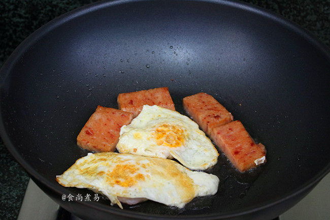午餐肉蔬菜鸡蛋面条,将鸡蛋和午餐肉煎至两面焦黄色