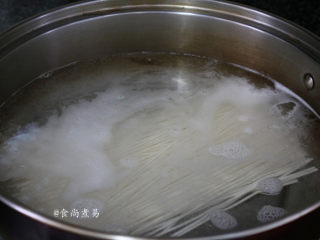 午餐肉蔬菜鸡蛋面条,烧开半锅水，水沸腾时将挂面放入锅中，不要立刻去翻动面条，大火煮片刻它自动会浮起来，而且在高温的水里会自然翻滚