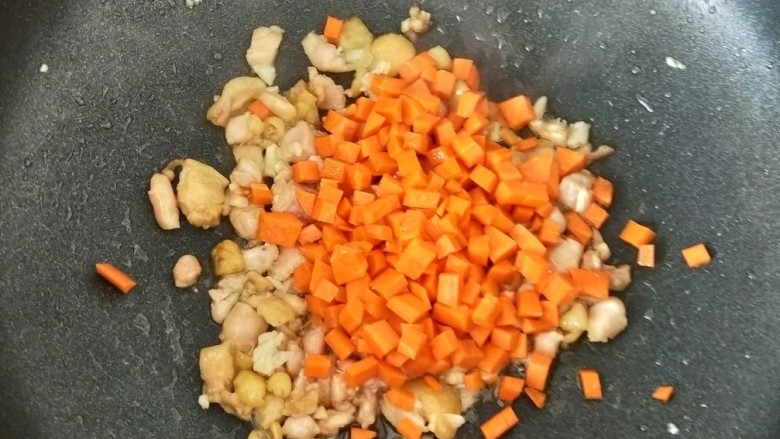 胡萝卜香菇炒鸡丁,然后放入胡萝卜丁，翻炒均匀。