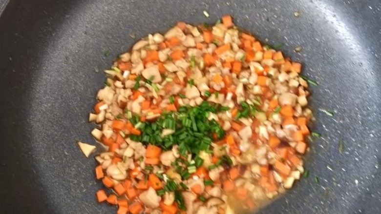 胡萝卜香菇炒鸡丁,出锅前放入葱花和一点点盐，翻炒均匀即可。