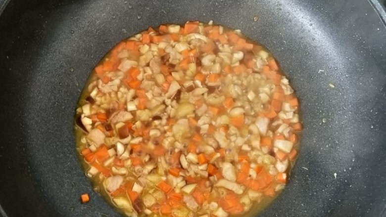 胡萝卜香菇炒鸡丁,然后加入适量开水和适量耗油，焖两分钟左右。