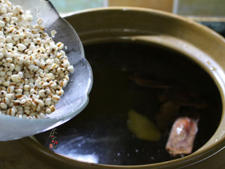 冬瓜薏仁猪肉汤,汤锅里倒入半锅水【6碗左右】，倒入薏仁；