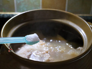冬瓜薏仁猪肉汤,调入盐，搅拌均匀；