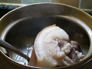冬瓜薏仁猪肉汤,将猪肉和冬瓜捞起；