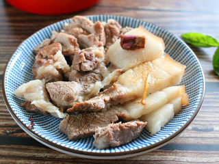 冬瓜薏仁猪肉汤,将猪肉切成片，用碟子盛起；