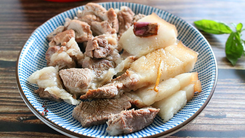 冬瓜薏仁猪肉汤,将猪肉切成片，用碟子盛起；