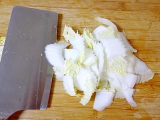 酸辣白菜,白菜帮用刀斜着切成片，白菜叶单独留出来。