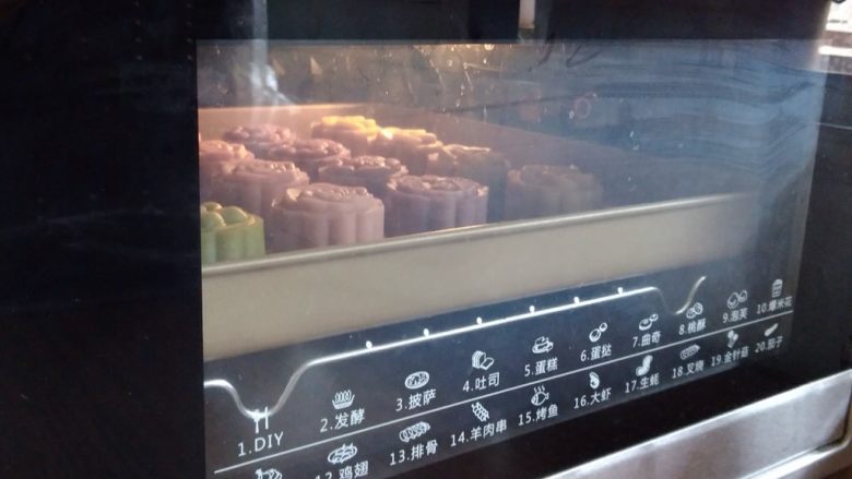 果蔬桃山月饼,放入已经预热好165度的东菱K40C烤箱，烘烤10分钟左右即可，桃山皮和馅料都是熟的，不需要高温烘烤，以免月饼上色