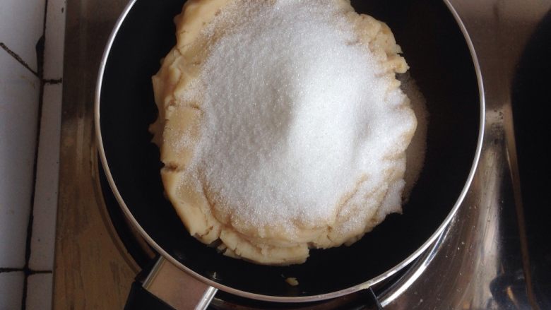 果蔬桃山月饼,芸豆泥倒入锅里，炒至水分收干的时候，分次加入糖，炒至糖融化