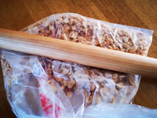 桃酥之花生酥,炒熟的花生米(炒货铺买的)去皮，放入干净的袋子中用擀面杖压碎
