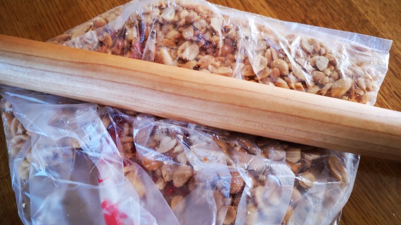 桃酥之花生酥,炒熟的花生米(炒货铺买的)去皮，放入干净的袋子中用擀面杖压碎