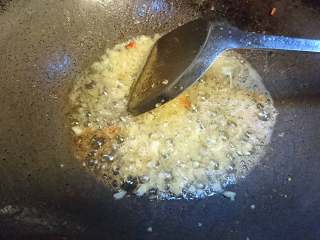 一叶双吃红薯叶,重新起锅，热油爆香蒜末