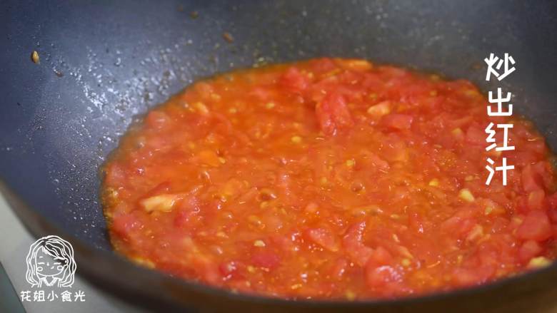菌菇肥牛汤24m+,热锅倒油，倒入番茄，煸炒出红汁。
