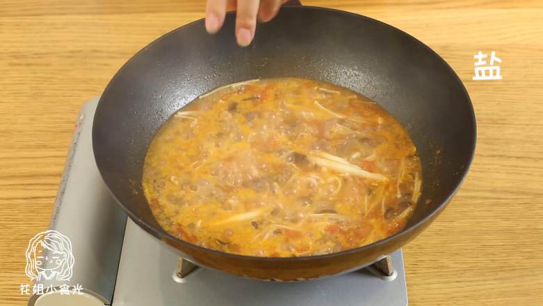 菌菇肥牛汤24m+,放盐，再小煮一会就可以出锅了。