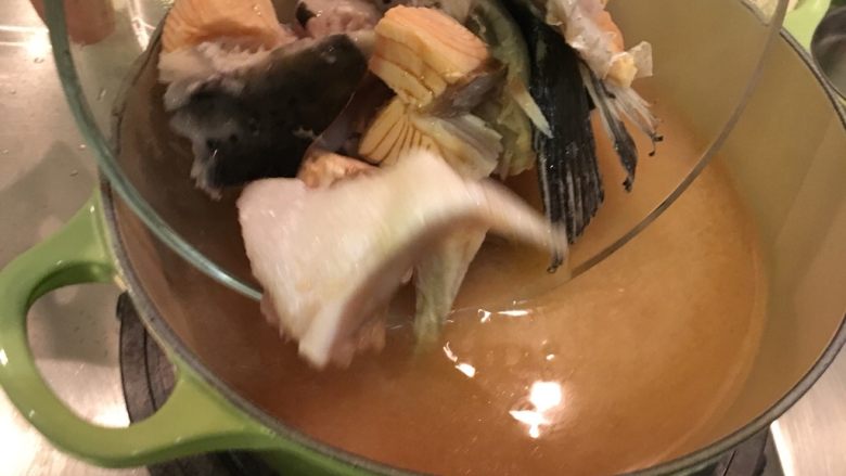 味增鲑鱼锅,将汆烫好的鱼块放入