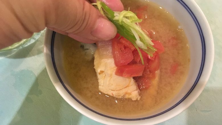 味增鲑鱼锅,盛到汤碗里将葱丝摆上即可享用