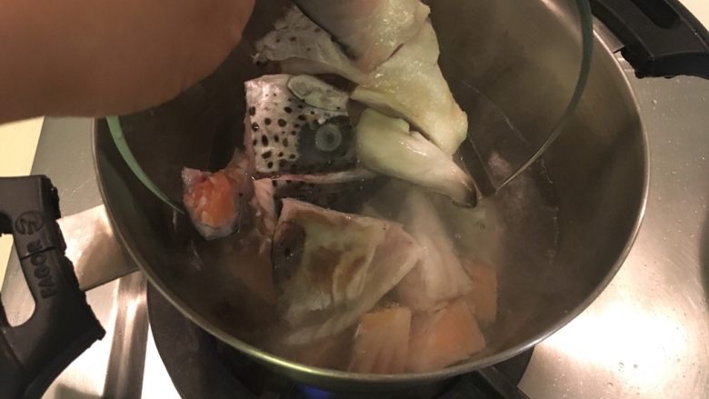 味增鲑鱼锅,将鱼块放进烧开的热水里，直到鱼肉变白