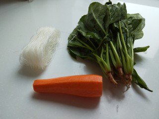 新文美食  菠菜凉拌粉丝,食材准备好，胡萝卜去皮，菠菜洗干净。