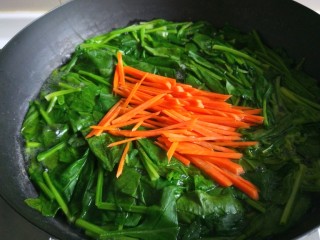 新文美食  菠菜凉拌粉丝,在放入胡萝卜搅拌均匀即可捞出来。