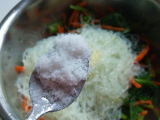 新文美食  菠菜凉拌粉丝,加入适量白糖。