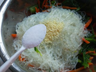 新文美食  菠菜凉拌粉丝,加入适量盐。