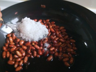 新文美食  油炒花生米,加入一勺白糖翻炒均匀即可出锅。