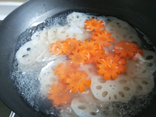新文美食  莲花 莲藕,在倒入胡萝卜花，不要等开锅就可以捞出来。