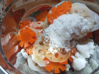 新文美食  莲花 莲藕,加入3勺白糖，适量盐，适量鸡精搅拌均匀即可食用。