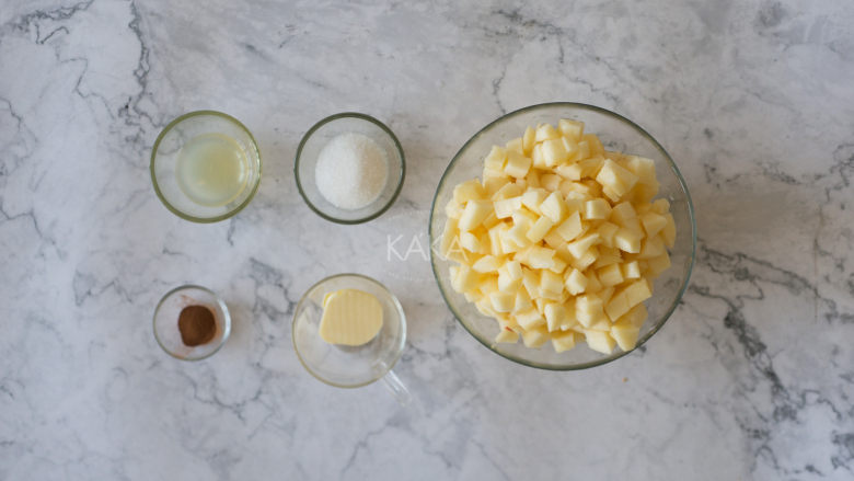 香酥可口的苹果派,准备苹果馅材料：苹果切成小块