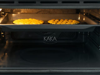 香酥可口的苹果派,烤箱设置上下火烘烤+热风模式，预热190度。将派盘放入烤网中，置于烤箱上层