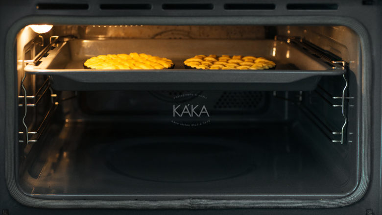 香酥可口的苹果派,烤箱设置上下火烘烤+热风模式，预热190度。将派盘放入烤网中，置于烤箱上层