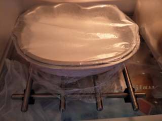 HelloKitty奶冻 抓住夏日小尾巴,覆盖保鲜膜，放到冰箱，冷藏3小时以上。
