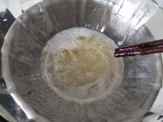 HelloKitty奶冻 抓住夏日小尾巴,隔水加热，直到吉利丁片融化成液态。