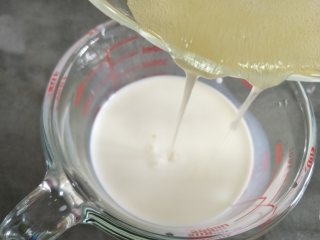 HelloKitty奶冻 抓住夏日小尾巴,倒入到牛奶混合液中，边倒边搅拌。