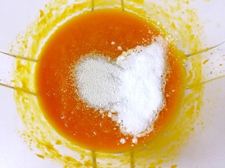 南瓜馒头,蒸好的南瓜倒进盆里，用筷子搅一下就成了南瓜泥，等南瓜泥晾至温热，加入发酵粉和泡打粉搅拌均匀。