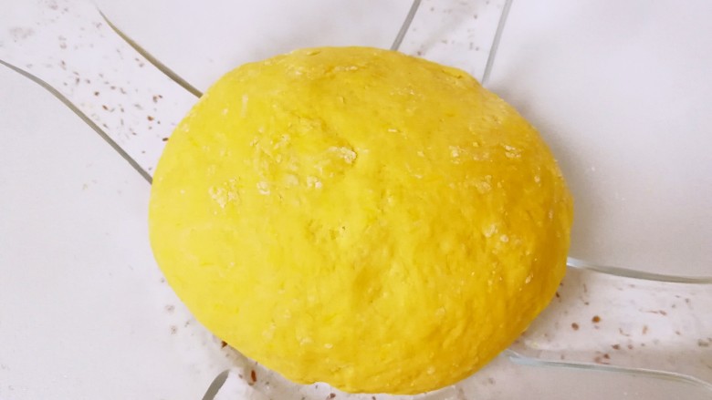 南瓜馒头, 和成面团，盖上保鲜膜发酵至两倍大。