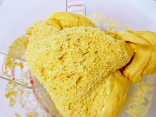 南瓜馒头, 这是发酵好的面团，扒开底部看看里面的蜂窝状组织很均匀，说明面团发酵的很好。