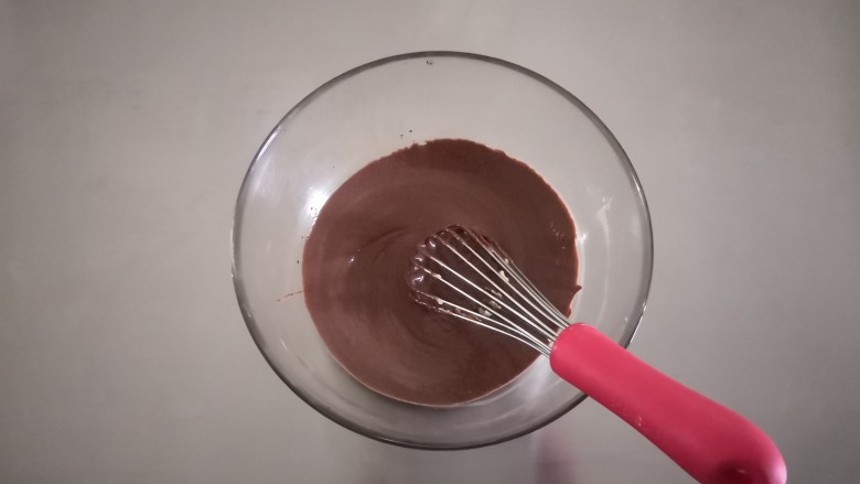 巧克力马芬蛋糕,黑巧克力提前隔水融化，冷却后加入打发好的黄油里搅拌均匀。