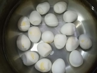 卤鹌鹑蛋,放入锅中加适量清水