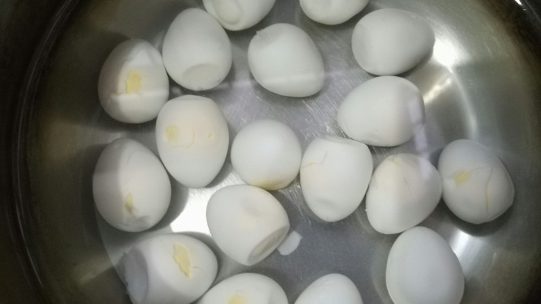 卤鹌鹑蛋,放入锅中加适量清水