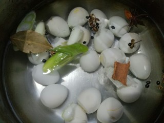 卤鹌鹑蛋,放入花椒、八角、桂皮、葱段、香叶